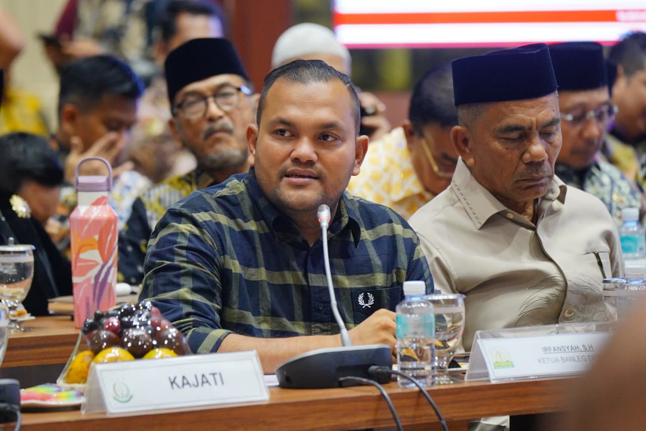 Ketua Banleg DPR Aceh, Irfansyah saat mengikuti pertemuan strategis di Banda Aceh dengan Banleg DPR RI terkait keberlanjutan Otonomi Khusus (Otsus) dan finalisasi revisi Undang-Undang Pemerintahan Aceh (UUPA), Kamis (15/04/2026).ist