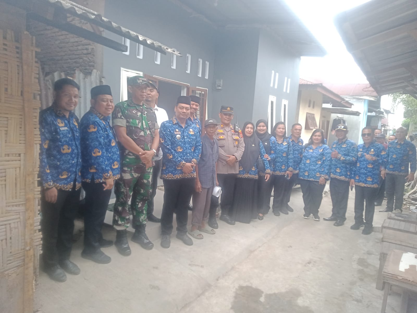 Muspika kecamatan Sunggal DS foto bersama usai meletakan batu pertama pembangunan beda rumah