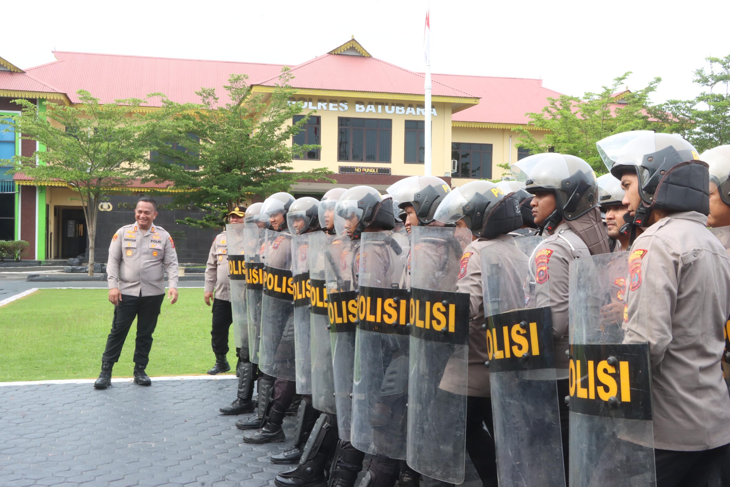 Teks fhoto tingkatkan kemampuan Personel Polres Batubara menggelar latihan Dalmas Jum' at (17/04/2026). beritasore/ alirsyah