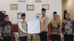 Dirut Perumda Tirtanadi Bagikan 5. 974 Handuk Untuk Jamaah Calhaj Embarkasi Medan