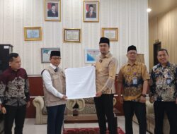 Dirut Perumda Tirtanadi Bagikan 5. 974 Handuk Untuk Jamaah Calhaj Embarkasi Medan