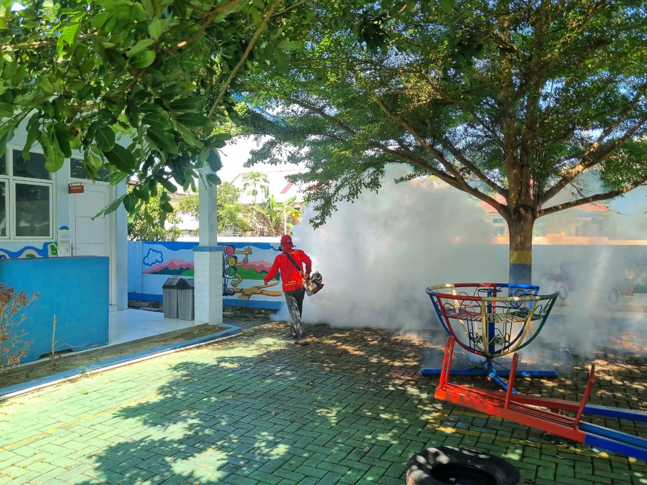 Teks foto: Petugas kesehatan melakukan pengasapan (fogging) di kawasan Komplek Elang Lanud Sultan Iskandar Muda (SIM), Gampong Bung Pageu, Aceh Besar, sebagai tindak lanjut penanganan kasus Demam Berdarah Dengue (DBD), Sabtu (18/4/2026). (Ist)