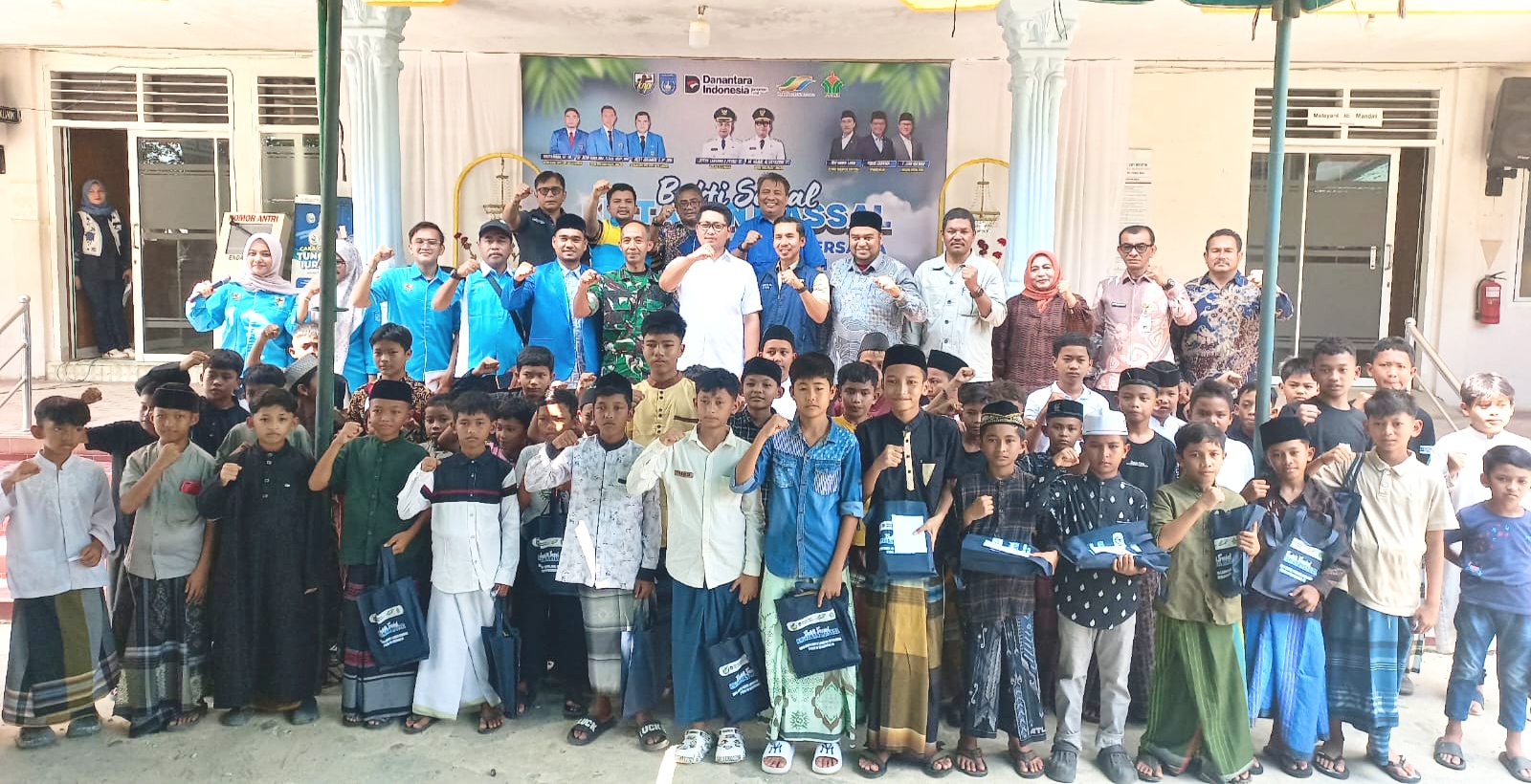 Teks Foto: Kolaborasi khitanan massal gratis DPD II KNPI Kota Langsa bersama PTPN IV Regional VI dan Rumah Sakit Umum Cut Meutia Nusantara (RS CMN) Langsa, Sabtu (18/4).ist