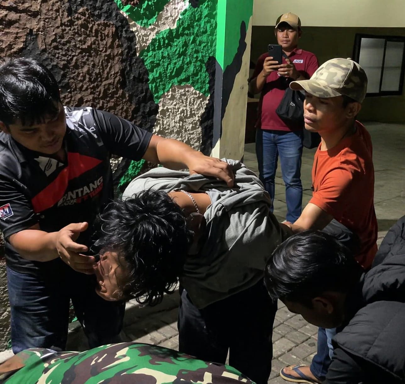 beritasore.co.id/Ist Terduga pelaku begal dan perampokan yang diciduk oleh tim gabungan TNI-Polri dan Pemko Medan di kawasan Belawan, Kecamatan Medan Belawan, Kota Medan, Minggu (19/4).