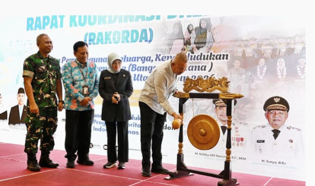 Foto: Penjabat (Pj) Sekretaris Daerah Sumatera Utara (Sumut) Sulaiman Harahap menghadiri Rapat Koordinasi Daerah (Rakorda) Program Pembangunan Keluarga, Kependudukan dan Keluarga Berencana (KB) Provinsi Sumut Tahun 2026 di Hotel Emerald Garden Jalan KL Yos Sudarso Nomor 1 Medan, Selasa (7/4/2026).