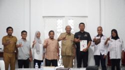 Teks Foto  Bupati Langkat, H. Syah Afandin, SH menerima audiensi dari Pengurus ITFun Propinsi Sumatera Utara, di Ruang Kerja Bupati Kantor Bupati Langkat - Stabat, Selasa (7/4). ist. 