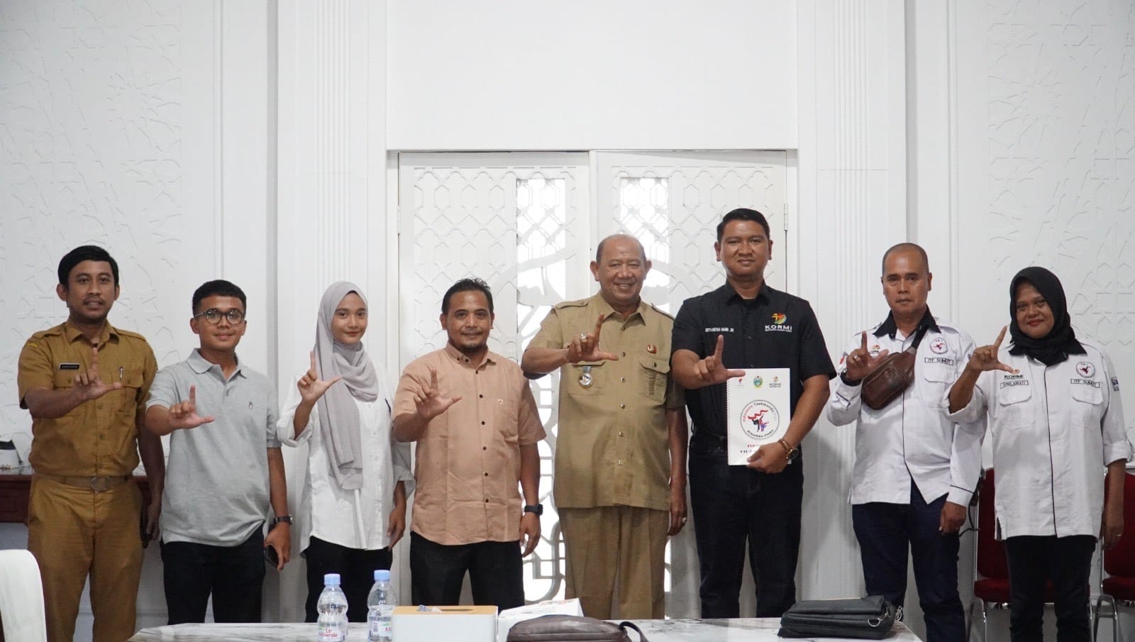 Teks Foto  Bupati Langkat, H. Syah Afandin, SH menerima audiensi dari Pengurus ITFun Propinsi Sumatera Utara, di Ruang Kerja Bupati Kantor Bupati Langkat - Stabat, Selasa (7/4). ist. 